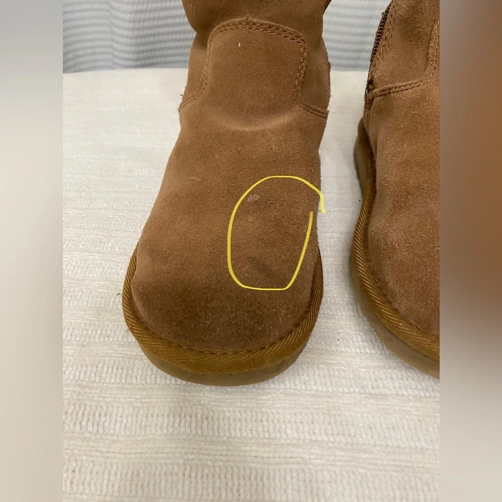 Kids UGG Brown Suede Boots with Side Zipper
Size 1 - Picture 9 of 10